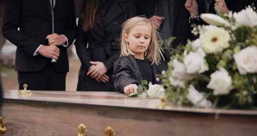 Door kinderen te betrekken bij een uitvaart, geef je hen de ruimte om hun gevoelens te uiten en afscheid te nemen op hun eigen manier.