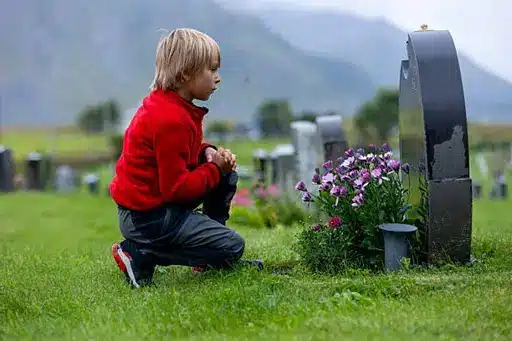 kinderen betrekken bij een uitvaart, geef je hen de ruimte om hun gevoelens te uiten en afscheid te nemen op hun eigen manier.
