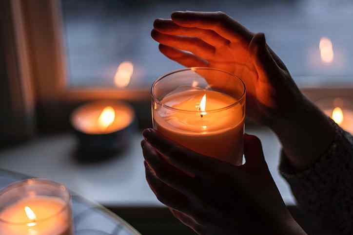Hand-holding-candle-1_compressed-1